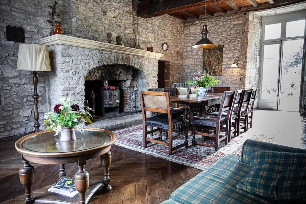 Chateau Barayre - Beautiful 12Th Century Castle With Pool And Large Garden Laussou ภายนอก รูปภาพ